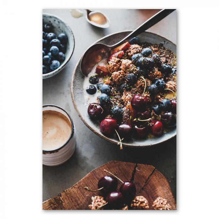 Schüssel: Joghurt, Beeren, Chiasamen, Quinoa. Kaffee, Kirschen - gesundes Frühstück.