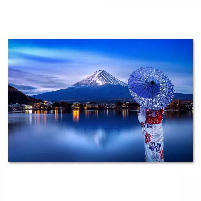 Frau im Kimono mit Schirm am Seeufer, Blick auf schneebedeckten Fuji.