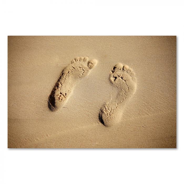 Zwei Fußabdrücke im Sand am Strand, Symbol für Freiheit, Urlaub & Natur.