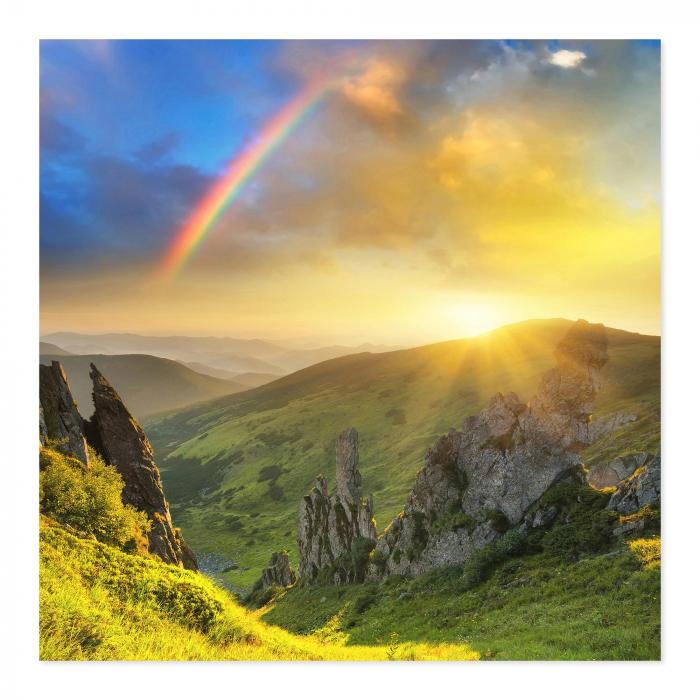 Panorama: Gebirgslandschaft, bunter Regenbogen am Horizont, Sonnenlicht.