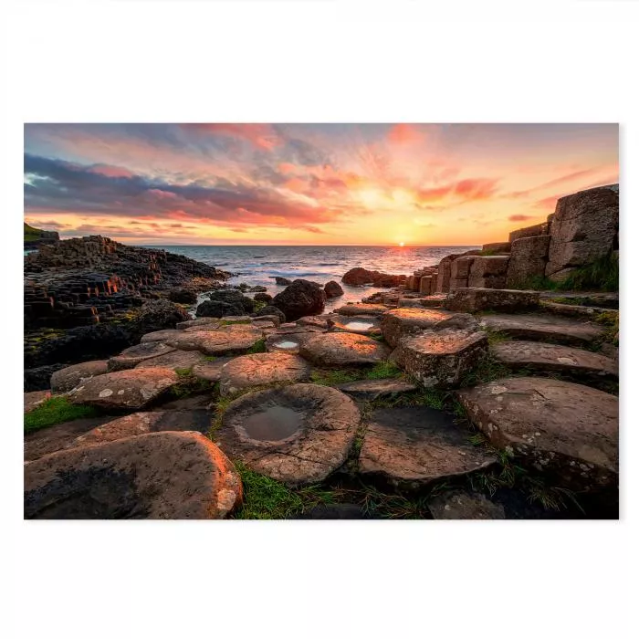 Basaltsäulen (Giant's Causeway, Nordirland), tiefstehende Sonne, warmes Licht.