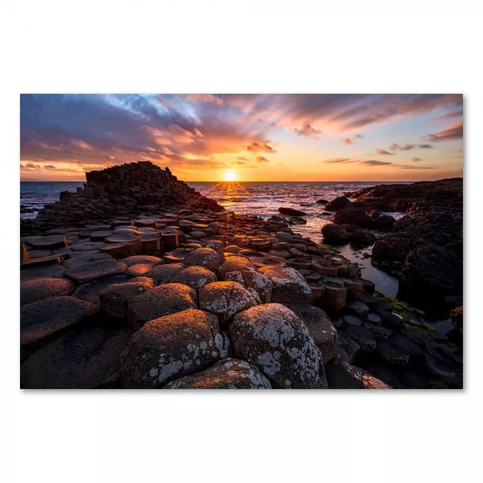 Giant's Causeway, Basaltsäulen im Sonnenuntergang, Wellen, mystische Stimmung.