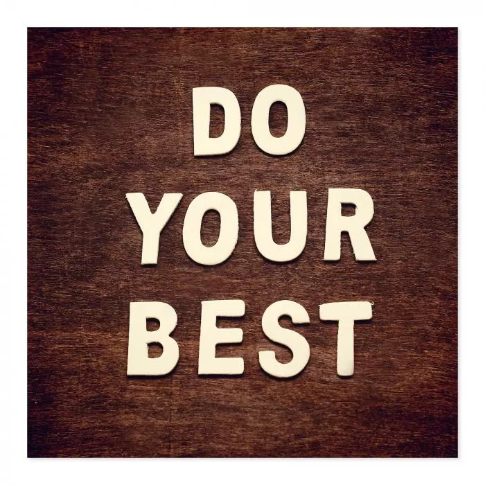 "Do your best" - weiße Buchstaben auf Holz, motivierender Spruch.