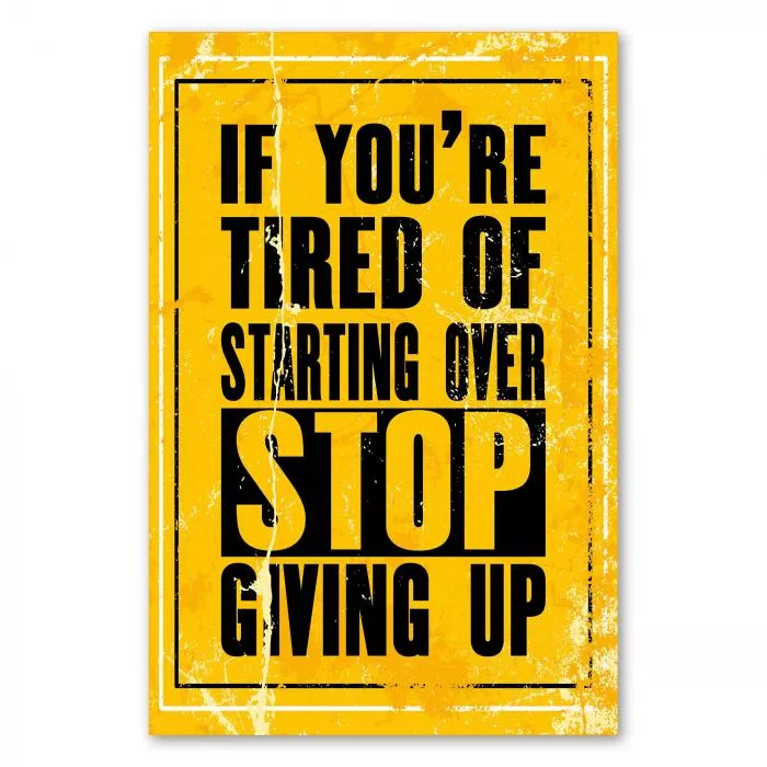 "If you're tired of starting over, stop giving up!" – ein inspirierendes Poster, das zum Durchhalten motiviert.