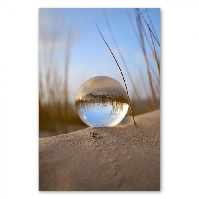 Glaskugel im Sand, Strandlandschaft mit Dünen & Gräsern - surreal & faszinierend.