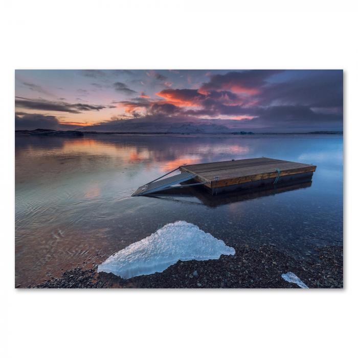 Holzsteg führt zu Gletschersee in Island, Sonnenuntergang, warme Farben, Spiegelung.