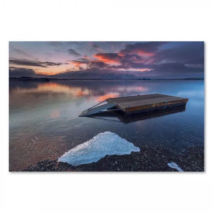 Holzsteg führt zu Gletschersee in Island, Sonnenuntergang, warme Farben, Spiegelung.