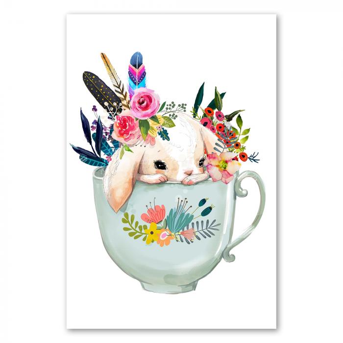 Weißer Hase in Tasse mit Blumen, Federn & Blütenblätter - gemütlich & bunt.