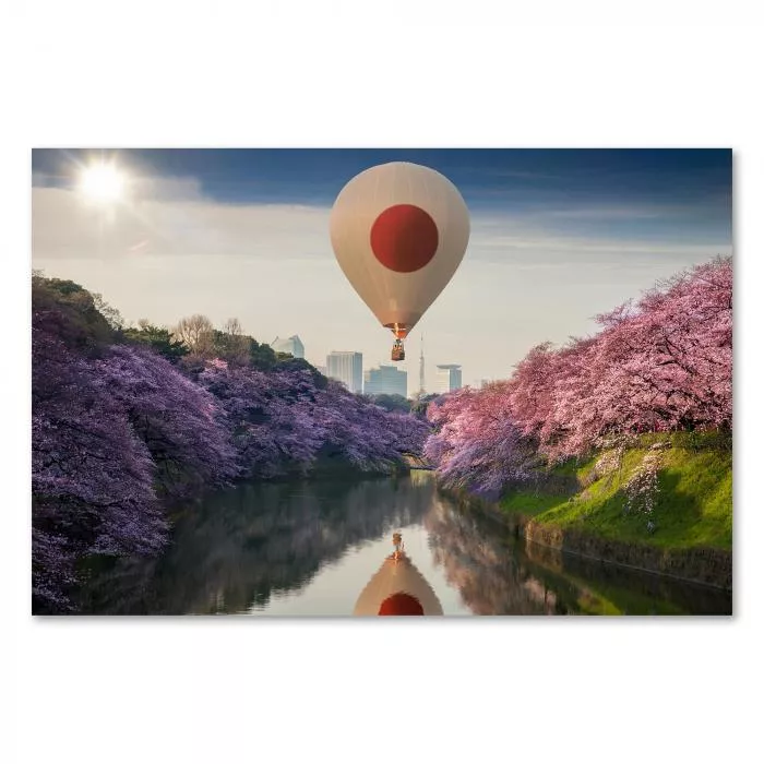 Heißluftballon (japanische Flagge) über Kanal, Kirschbäume, Tokio Skyline.