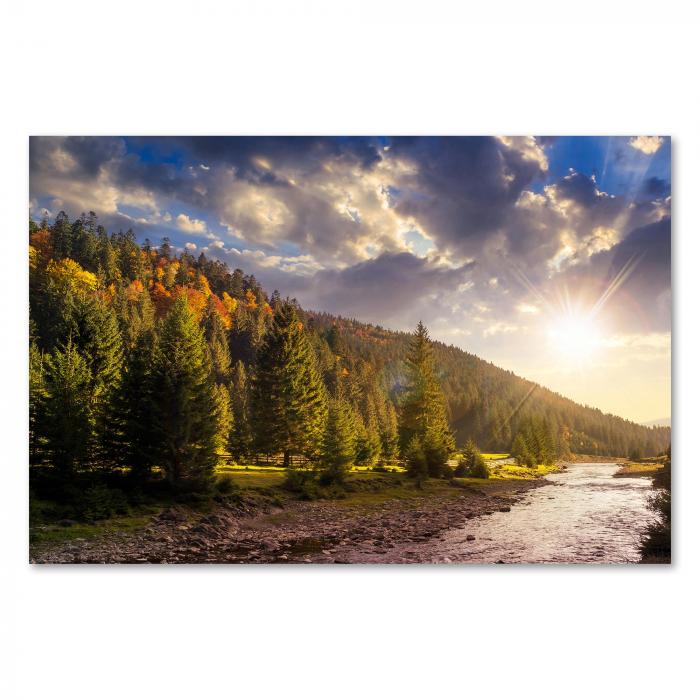 Bergbach im Herbst: Goldene Wälder, blauer Himmel, Sonnenstrahlen.