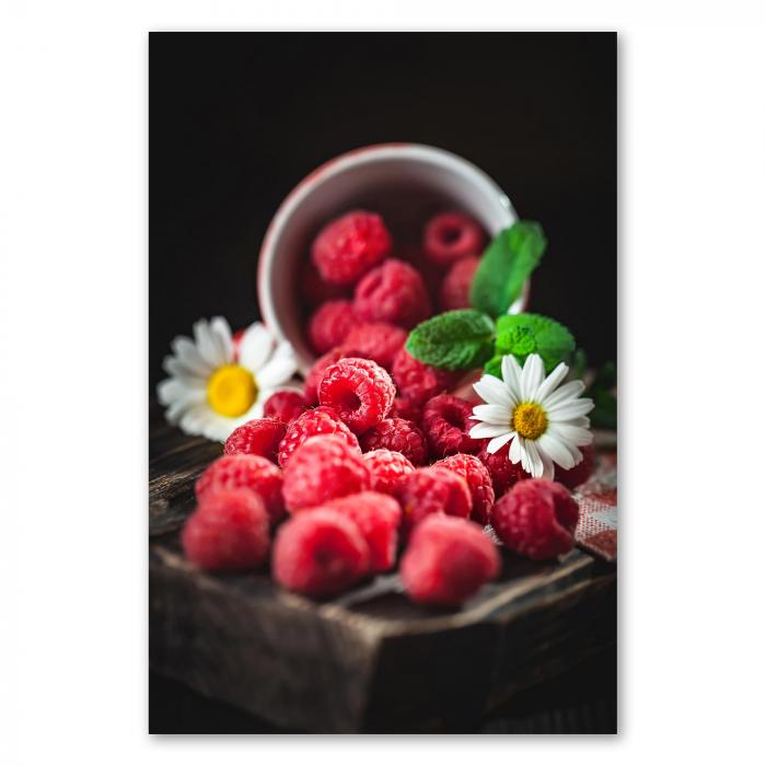 Himbeeren fallen aus Tasse auf Holztisch, Gänseblümchen, Minze - Sommerfrische.