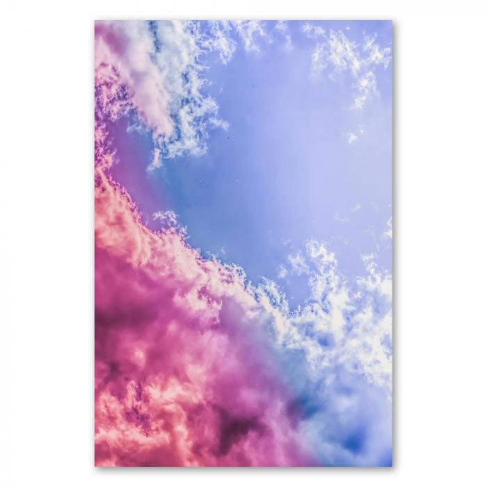 Himmel mit pink- & lilafarbenen Wolken, blaue Bereiche, Naturschauspiel.