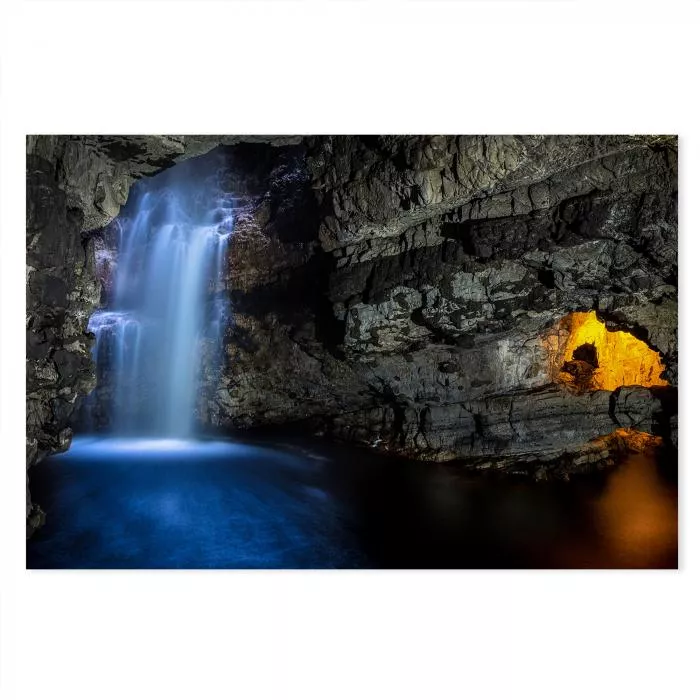 Unterirdischer Wasserfall ergießt sich in türkisblauen See, magisches Farbenspiel der Natur.