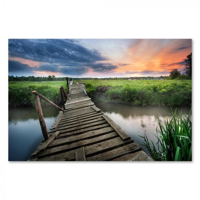 Alte Holzbrücke über Fluss, Morgensonne, friedliche Landschaft.