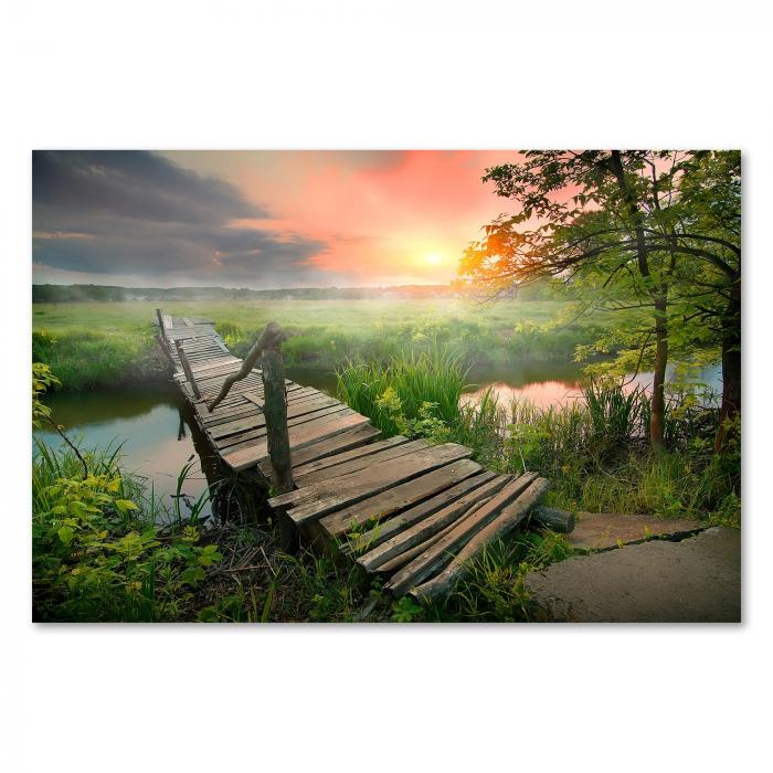 Holzbrücke über Fluss, Sonnenaufgang, warmes Licht, ländliche Landschaft.