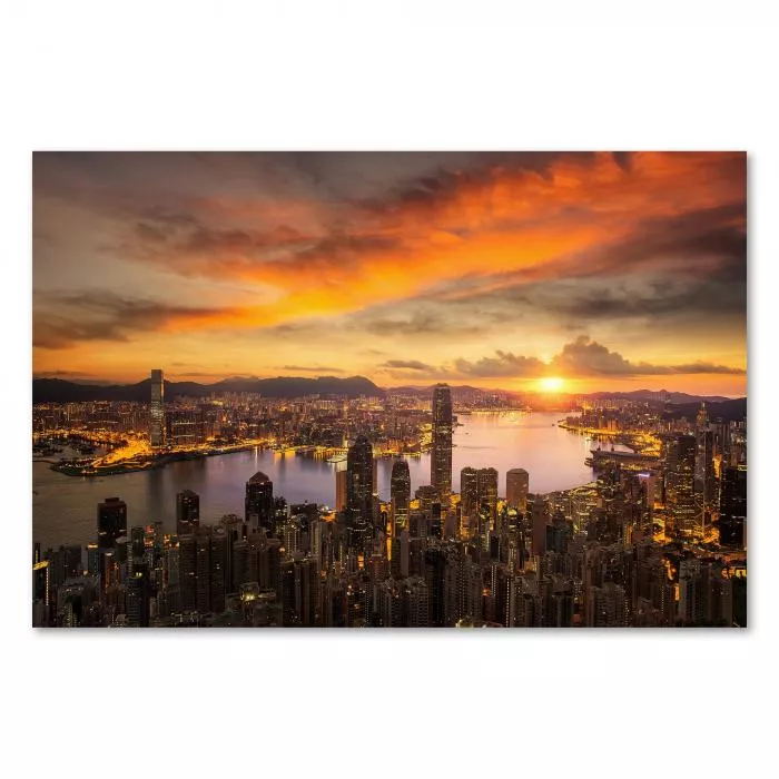 Skyline von Hong Kong, goldenes Licht des Sonnenaufgangs, beeindruckender Anblick.