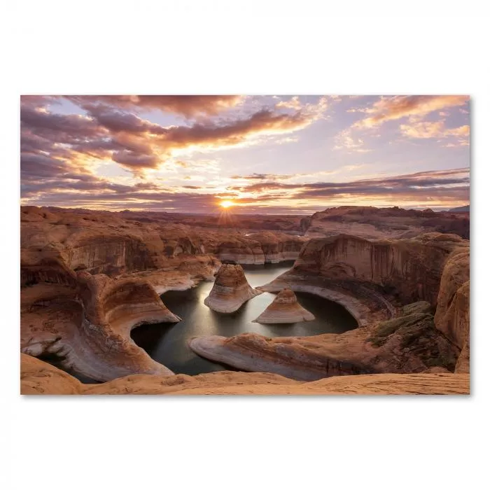 Der Horseshoe Bend im Sonnenaufgang: Der Colorado River schlängelt sich durch die beeindruckende Felslandschaft, während die Sonne den Himmel in warmen Farben erleuchtet.