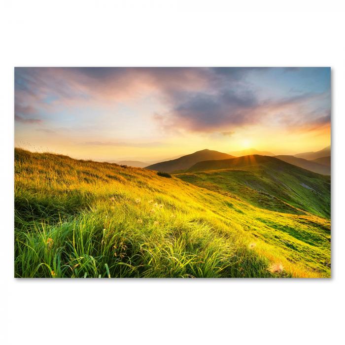 Weite Wiesen & Hügel, Sonnenuntergang taucht Landschaft in goldenes Licht.