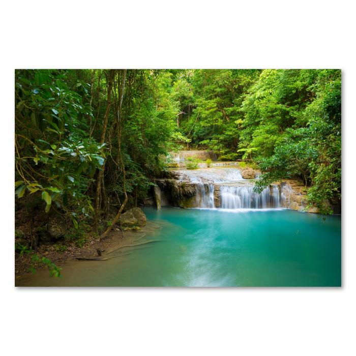 Ein smaragdgrüner Wasserfall im Regenwald - ein idyllisches Motiv, das die Schönheit der Natur zeigt.