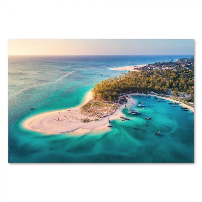 Eine kleine Insel mit weißem Sandstrand und türkisblauem Wasser, umgeben von grünen Palmen. Mehrere Boote ankern in der idyllischen Lagune.