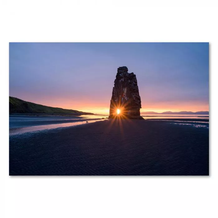 Sonnenuntergang hinter Hvitserkur, Felsen im Meer vor Island.