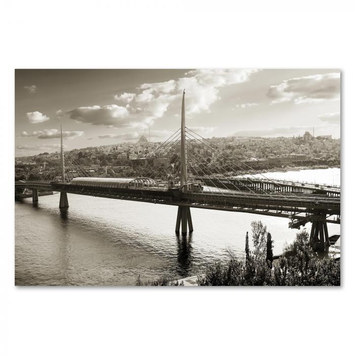 Brücke über Bosporus (Istanbul), Blick auf historische Skyline der Stadt.