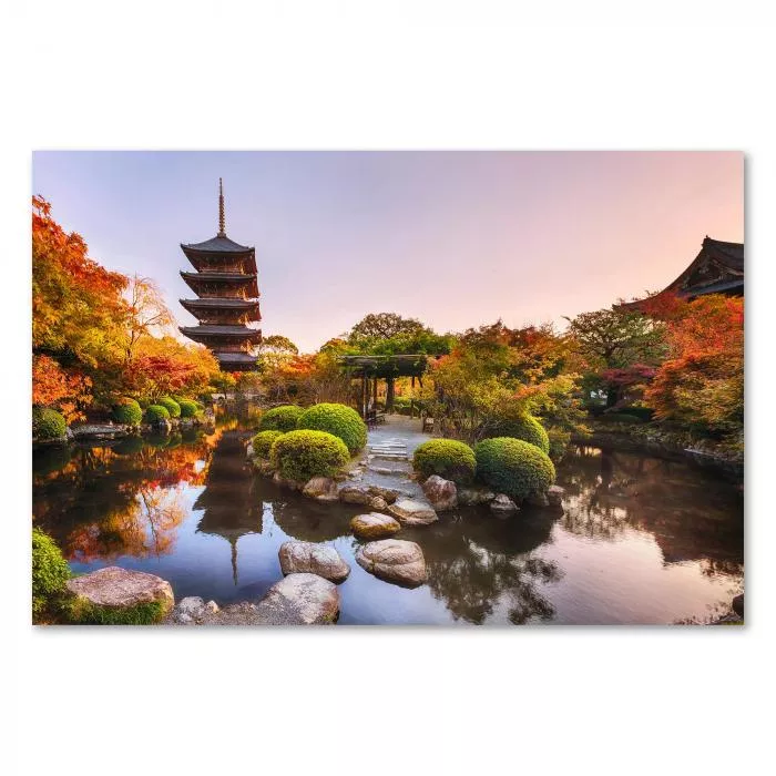 Japanischer Tempel, Spiegelung im Wasser, bunte Herbstblätter, warme Farben.