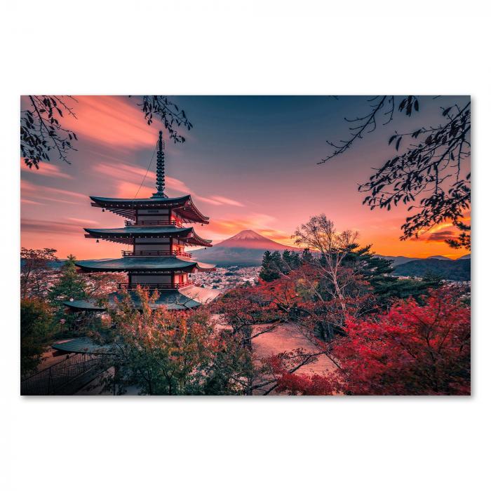 Ein traditioneller japanischer Tempel mit rotem Dach. Im Hintergrund erstrahlt der majestätische Fuji im Abendrot.