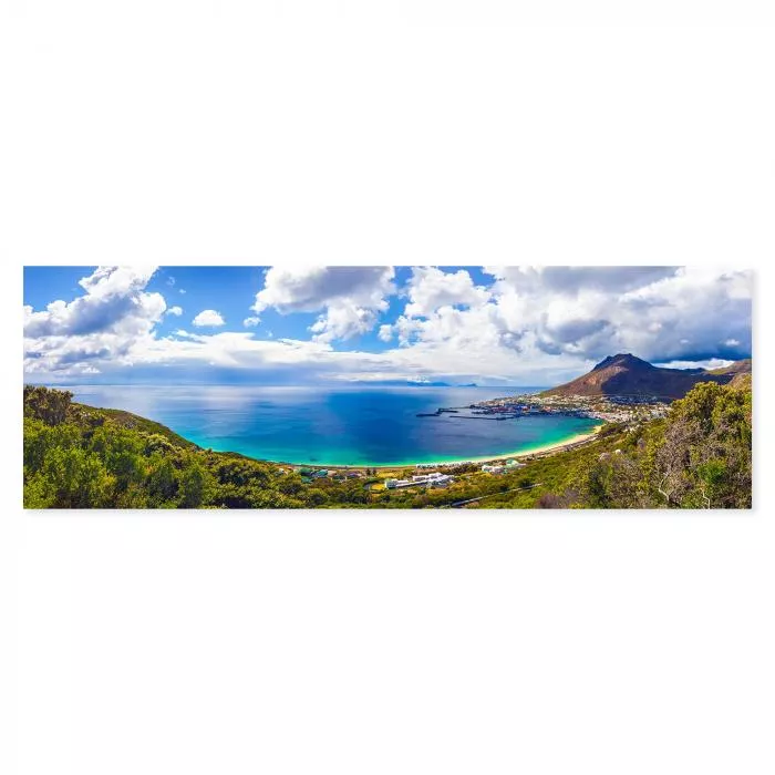 Panoramablick auf Kapstadt mit Hafen, Tafelberg und blauem Ozean im Hintergrund.