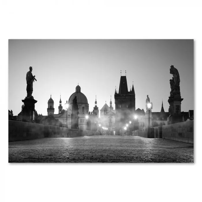 Karlsbrücke in Prag, Sonnenaufgang, Nebel, Statuen & Altstadt.