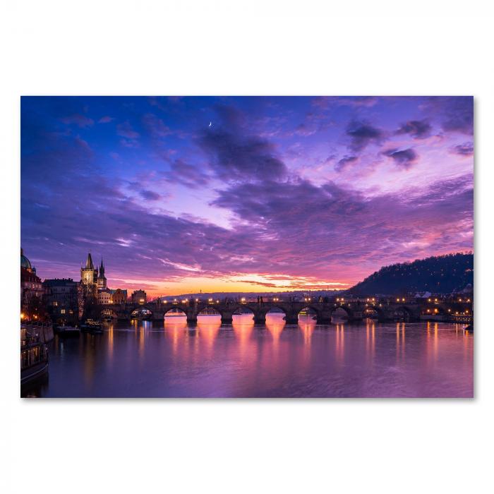 Karlsbrücke in Prag, Sonnenuntergang, rosa & violetter Himmel.