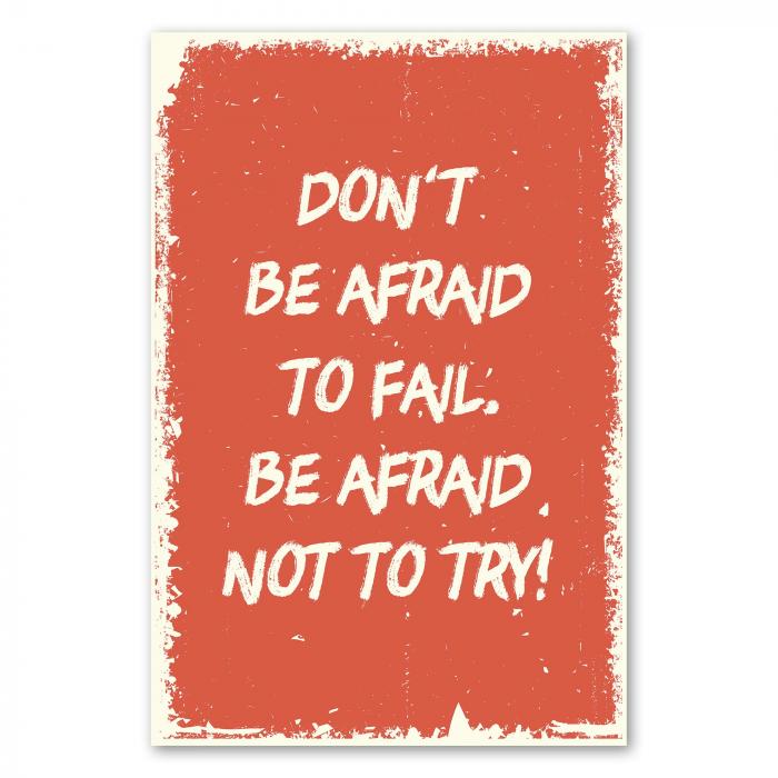 "Don't be afraid to fail. Be afraid not to try!" - Ein motivierender Spruch auf rotem Hintergrund.