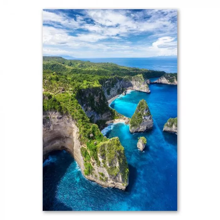 Luftaufnahme: Kelingking Beach auf Nusa Penida (Bali), türkisblaues Wasser, Sandstrände & Klippen.