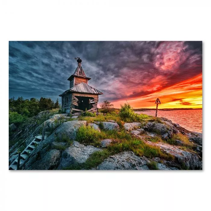 Sonnenuntergang am Meer, Ruine einer Holzkirche auf Klippe, mystische Stimmung.