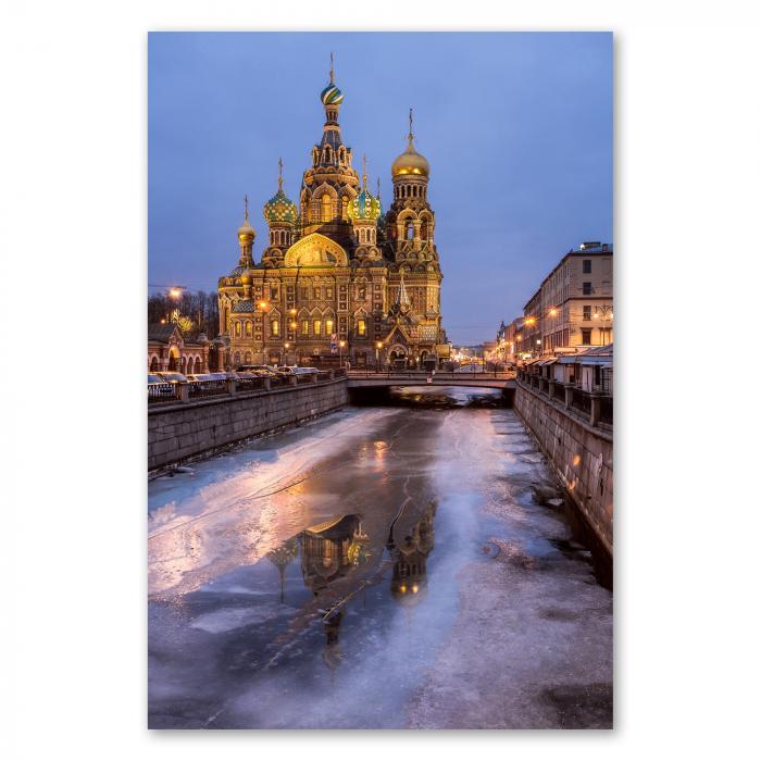 Blutskirche in St. Petersburg, Abendsonne, Spiegelung im eisigen Kanal.