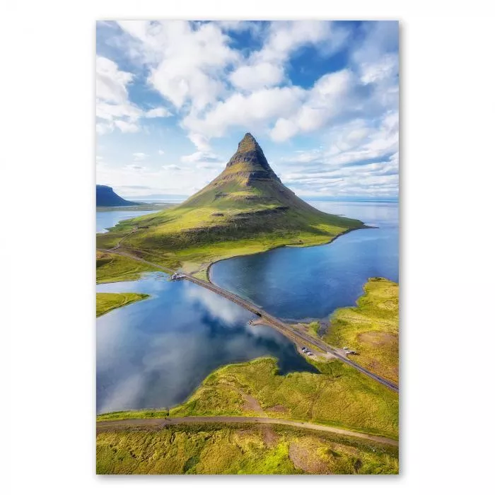 Kirkjufell (Island) spiegelt sich im Wasser, Straße, grüner Berg, Meer.