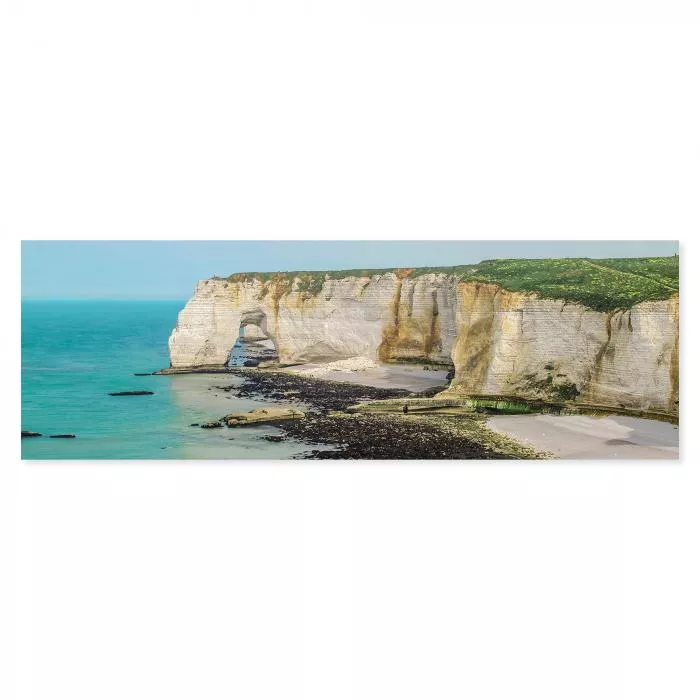 Kreidefelsen von Etretat ragen an der Küste empor und formen einen Torbogen im Meer.