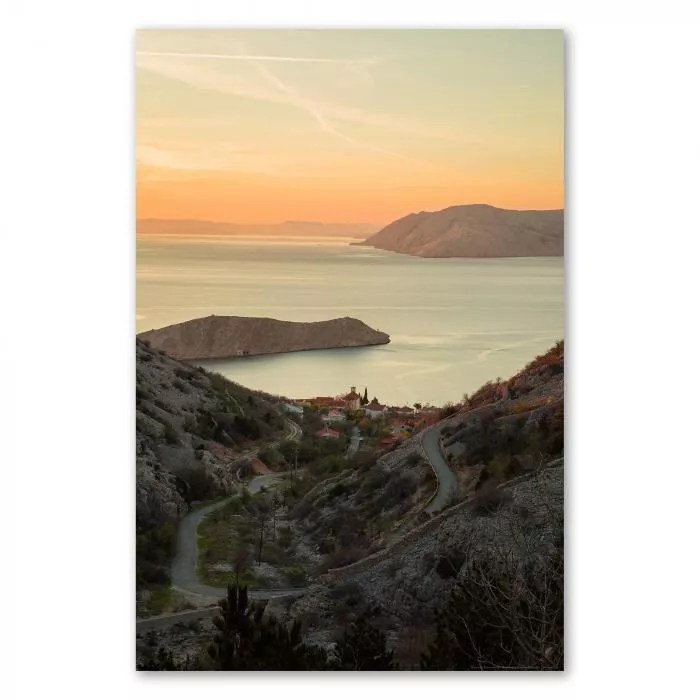 Atemberaubender Blick auf die Adria bei Sonnenuntergang, gewundene Straße führt zu Dorf an der Küste.