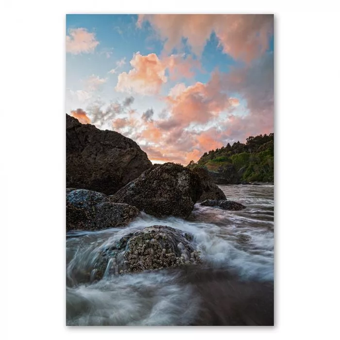 Dramatische Wolken, felsige Küste, Sonnenuntergang, Wellen brechen.