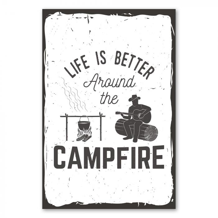 Gitarrist am Lagerfeuer – „Life is better around the campfire“. Bericht für Romantik- und Freiheits-Liebhaber.