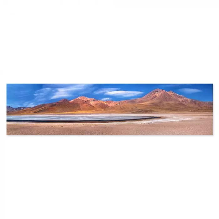 Türkisblaue Lagune, Atacamawüste, Vulkankegel, blauer Himmel, weiße Wolken.