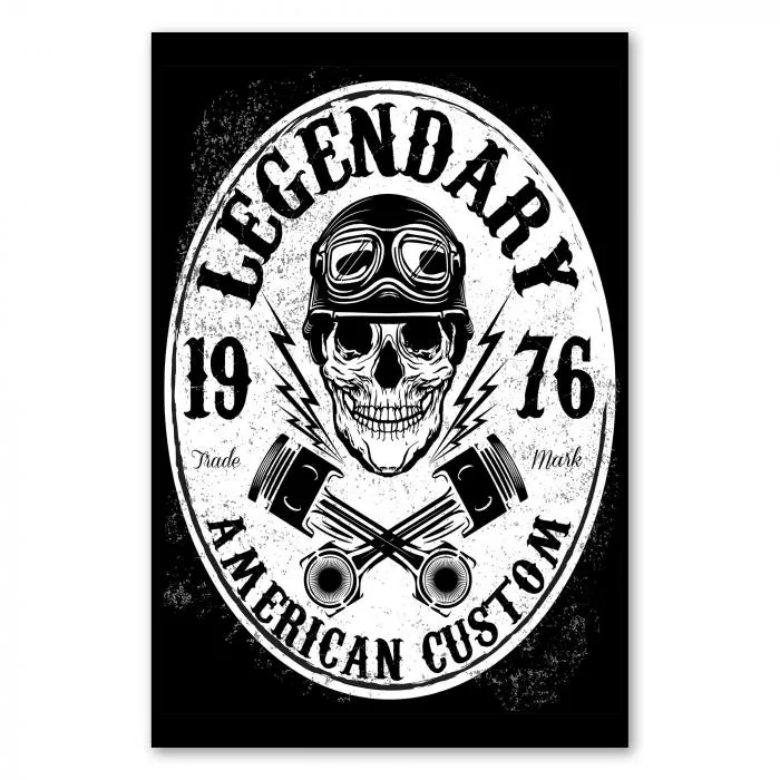 Ein Totenkopf mit Fliegerbrille und gekreuzten Kolben. Dazwischen steht "Legendary American Custom".