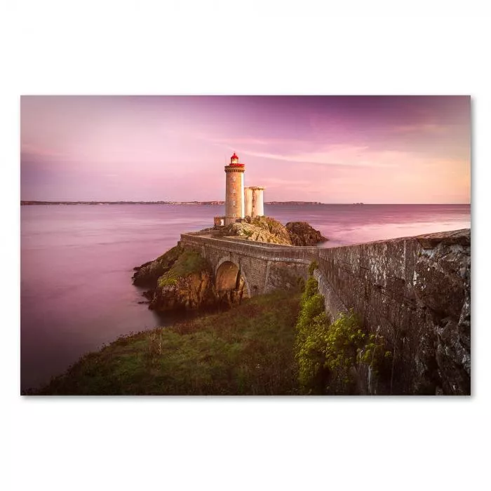 Romantischer Leuchtturm auf einer kleinen Insel im warmen Licht des Sonnenuntergangs.