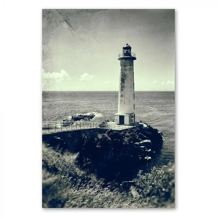 Ein einsamer Leuchtturm auf einer felsigen Insel im Schwarz-Weiß-Look - ein melancholisches Motiv voller Atmosphäre.