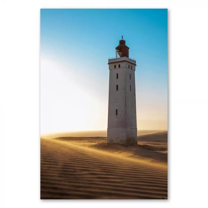 Weißer Leuchtturm auf Sanddüne, Wind, Sonnenuntergang, warme Farben.