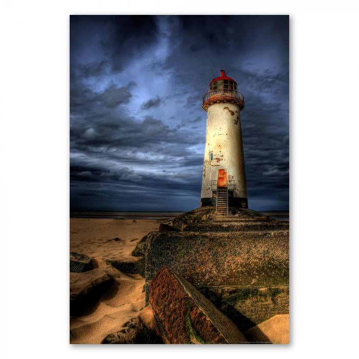 Ein Leuchtturm steht am Strand, während Wolken den Himmel verdunkeln. Dramatische Naturgewalt umgibt ihn.