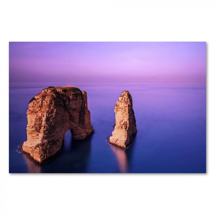 Zwei Felsen im Meer, Himmel im magischen Licht des Sonnenuntergangs - faszinierendes Bild aus dem Libanon.