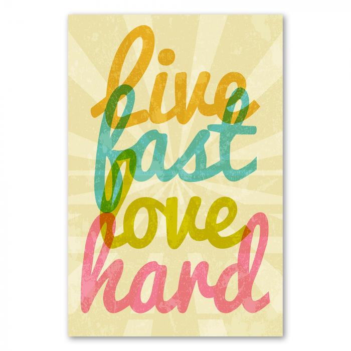 "Live fast, love hard" - ein farbenfroher Spruch im Retro-Stil, der zum intensiven Leben auffordert.