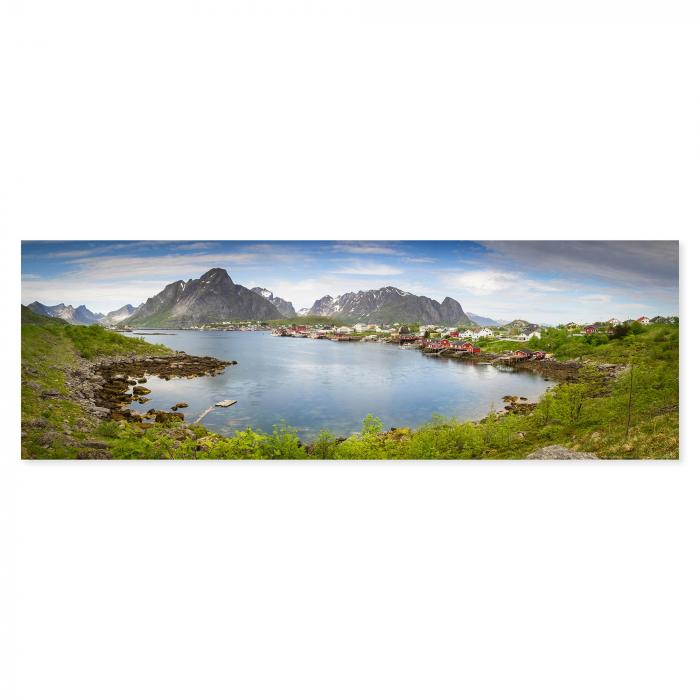 Malerisches Panorama eines Fischerdorfes mit roten Häusern, eingebettet in die atemberaubende Fjordlandschaft der Lof oten.