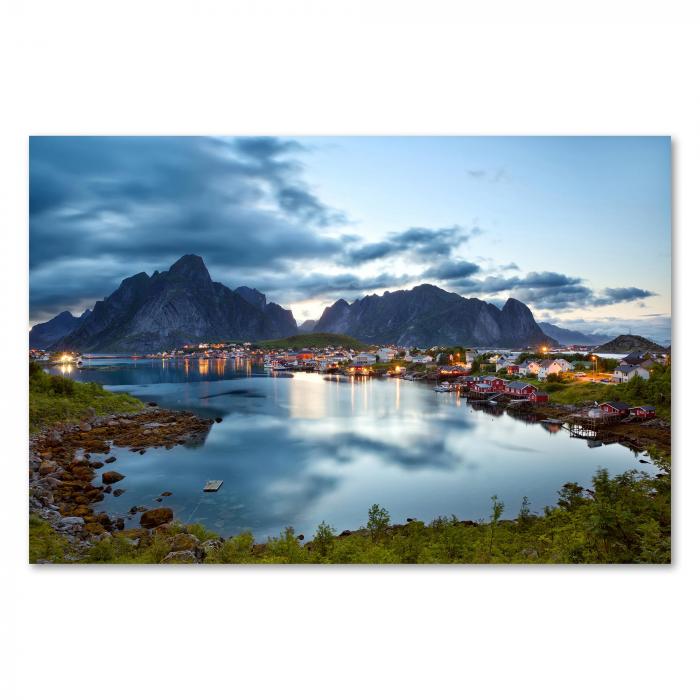 Atemberaubende Landschaft in Norwegen, malerisches Fischerdorf spiegelt sich im Wasser, majestätische Berge dahinter.